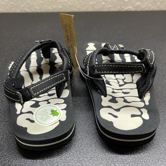 NWT Reef Toddler “Glow in the dark” Skeleton Sandals size 3/4 - Picture 4 of 8